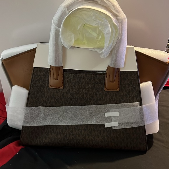 Jet set brand new with tags satchel and matching wallet! Comes with strap! - Picture 4 of 12